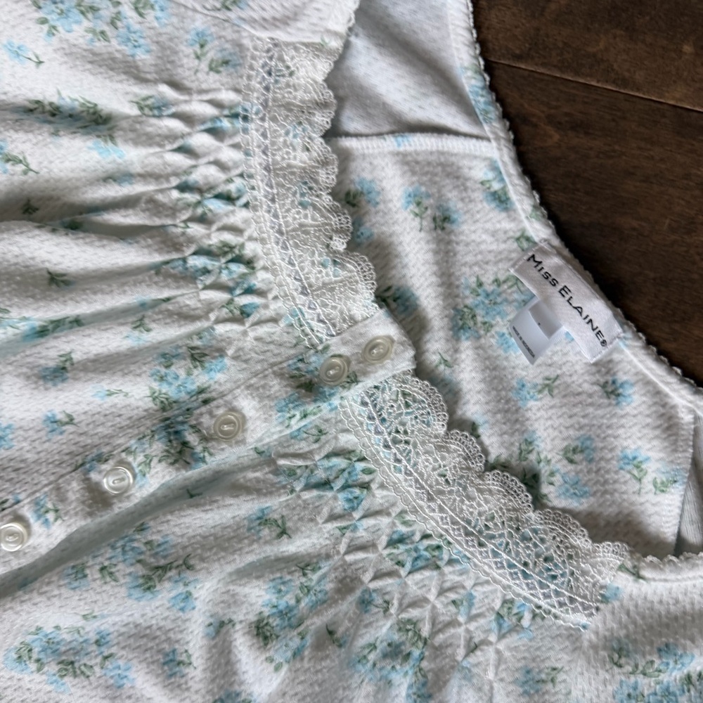 Miss Elaine like new floral nightgown, long‎ sleeve sz L